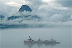 3 PÊCHE BATEAUX IN FOG OVER PORT DE VALDEZ, ALASKA