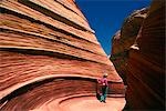 SINGLE HAUTS FEMME RANDONNÉE IN RAMONAGE GRÈS FORMATION DU PLATEAU DU COLORADO, UTAH, USA