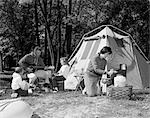 ANNÉES 1960 FAMILLE CAMPING TENTE MÈRE PÈRE CUISSON PLAYING GUITAR