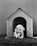 ANNÉES 1940 ENFANT IN CHIEN MAISON COUCHÉ SUR L'HERBE