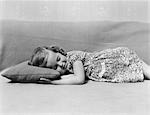 ANNÉES 1940 ENFANT DORMANT SUR OREILLER