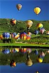 HEIßE LUFT BALLOONS OVER LAKE