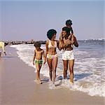 ANNÉES 1970 FAMILLE AFRICAN AMERICAN BEACH