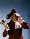 MAN COLONIAL TOWN CRIER 18th CENTURY COSTUME SHOUTING NEWS RINGING BELL