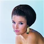 1960s GLAMOROUS YOUNG WOMAN BRUNETTE BIG HAIR TEASED BOUFFANT HAIRSTYLE