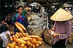 MEKONG, VIETNAM FEMME VENTE DE PAIN SUR LE MARCHÉ