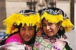 CUZCO, PÉROU FILLES INDIENNES DANS COLORFUL DRESS NATIF