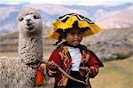 CUZCO, PÉROU QUECHUA FILLE INDIENNE AVEC BÉBÉ LAMA