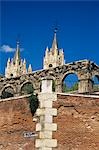 MADRID, ESPAGNE ARQUÉ MUR SURPLOMBANT L'ÉGLISE DE LOS JERONIMOS