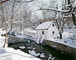 WIRTSCHAFTSGEBÄUDE DER 1970ER JAHRE DURCH VERSCHNEITE LANDSCHAFT RITTENHOUSE PAPER MILL WISSAHICKON PA STREAM