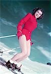 ANNÉES 50 DES ANNÉES 1940 SOURIANT FEMME SKI PORTE MAILLOT ROUGE SKI TENUE AVEC DES GANTS