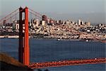 Nordturm von Golden Gate Bridge und San Francisco bei Sonnenuntergang, Kalifornien, USA
