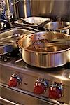 Sale des Pots et des casseroles sur la cuisinière