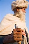 Homme tenant un bâton de marche, Pushkar, Ajmer, Rajasthan, Inde