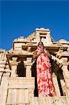 Femme debout dans une position de prière devant un temple, Temple de Shyam Kumbha, Chittorgarh, Rajasthan, Inde