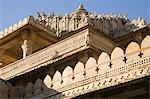 Vue d'angle faible d'un temple, le Temple d'Adinath, Temple Jain, Ranakpur, District de Pali, Udaipur, Rajasthan, Inde