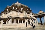 Vue d'angle faible d'un temple à un fort, Temple Vedi, Kumbhalgarh Fort, District de Rajsamand, Rajasthan, Inde