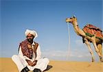 Homme avec un chameau dans un désert, désert du Thar, Jaisalmer, Rajasthan, Inde