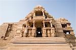 Flachwinkelansicht eines Tempels, Sas-Bahu Tempel, Gwalior Fort, Gwalior, Madhya Pradesh, Indien