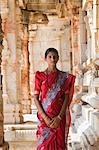 Frau stehend in einem Tempel, Krishna Tempel, Hampi, Karnataka, Indien