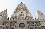 Flachwinkelansicht eines Tempels, der Mahabodhi Tempel, Bodhgaya, Gaya, Bihar, Indien