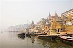 Boote vertäut am Ufer, Scindia Ghat, Fluss Ganges, Varanasi, Uttar Pradesh, Indien