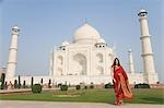 Femme debout devant un mausolée, Taj Mahal, Agra, Uttar Pradesh, Inde
