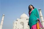 Femme debout devant un mausolée, Taj Mahal, Agra, Uttar Pradesh, Inde