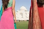 Deux femmes, debout devant un mausolée, Taj Mahal, Agra, Uttar Pradesh, Inde