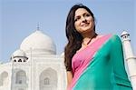 Frau mit einem Mausoleum in den Hintergrund, Taj Mahal, Agra, Uttar Pradesh, Indien