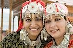 Portrait de deux femmes sur un shikara, lac Dal, Srinagar, Jammu And Kashmir, Inde