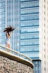 Jeune femme debout sur le balcon, jetant des cheveux