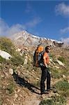 Homme grande randonnée pédestre sentier du lac Horton avec Mount Tom en arrière-plan, Inyo National Forest, Californie, Etats-Unis