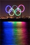 Anneaux olympiques dans la nuit de Coal Harbour, Vancouver, BC, Canada