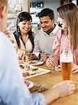 Gruppe von Freunden genießen Getränke und Häppchen in Wine Bar, Toronto, Ontario, Kanada