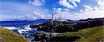 Wellen an der Küste mit einem Leuchtturm im Hintergrund, Fanad Head, County Donegal, Irland