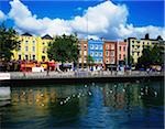 La rivière Liffey, Dublin, Irlande ; Bachelors quai et promenade reflétaient dans la Liffey