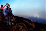 Broken Spectre, Diamond Hill, Connemara, County Galway, en Irlande ; Randonneurs sur le sommet de la montagne