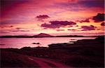 À la recherche dans l'ensemble de la baie de Sheephaven au coucher du soleil vers Muckish Mountain, comté de Donegal, Irlande