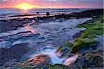 La baie de Killala, Co Sligo, Irlande ; Coucher de soleil sur l'eau