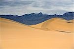Mesquite Flat Sand Dunes et montagnes Grapevine, Death Valley National Park, Californie, USA