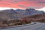 Autoroute grâce à Red Rock Canyon, près de Las Vegas, Nevada, USA