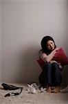 Chinesische Frau sitzen auf Boden schauen traurig