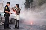Jeune femme et policier sur les lieux de l'accident