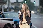 Jeune femme et voiture crash