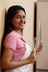 Femme indienne souriant dans la cuisine
