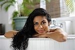 Femme indienne dans le bain et en regardant la caméra