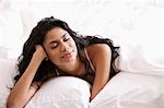 Femme indienne relaxante au lit