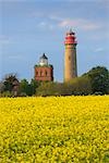 Champ de colza et le phare au printemps, Kap Arkona, l'île de Rügen, Mecklembourg-Poméranie occidentale, Allemagne