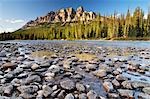 Château de montagne et la rivière Bow, Parc National Banff, Alberta, Canada